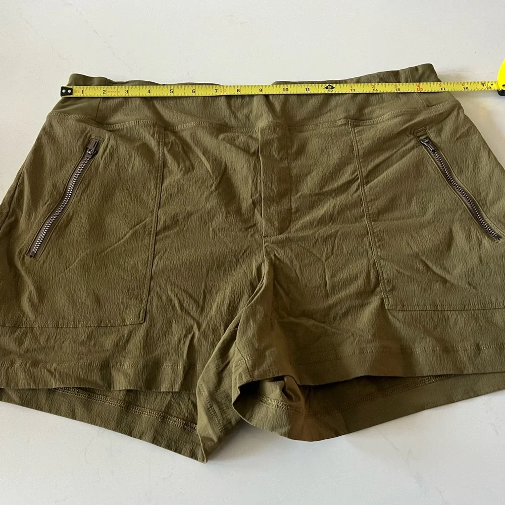 Athleta Olive Trekkie North Mid Rise Shorts Sz 14 - Picture 6 of 8